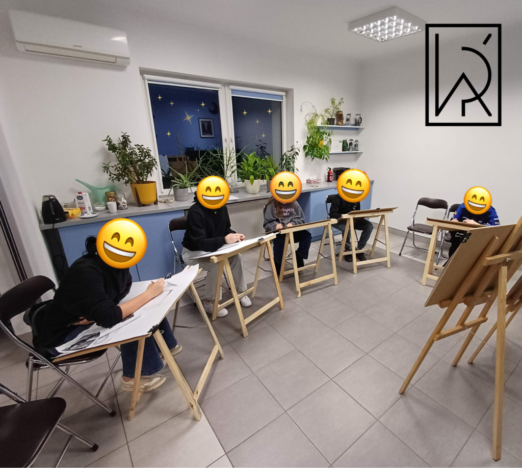 Kursanci uśmiechnięci podczas lekcji rysunku w KURS RYSUNKU ARCHITEKTONICZNEGO KRA MARIA TKOCZ